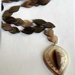 c. 1960 SHELL NECKLACE